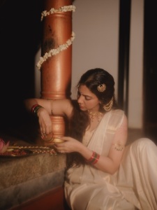 madonna-sebastian-saree-with-ornaments-ideas-photos-014