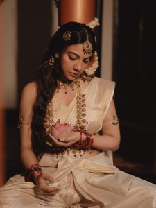 madonna-sebastian-saree-with-ornaments-ideas-photos-017
