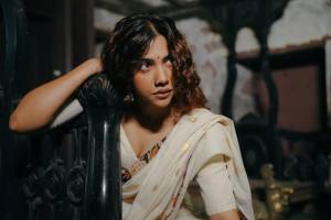 madonna-sebastian-wearing-traditional-dress-007