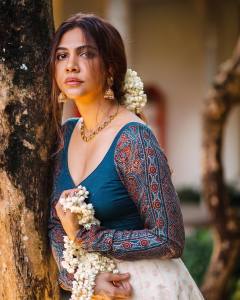 madonna-sebastian-wearing-traditional-dress-010