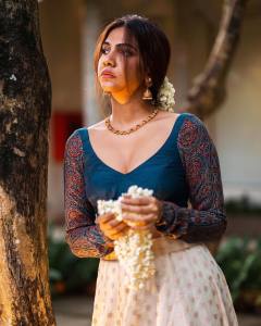 madonna-sebastian-wearing-traditional-dress-011