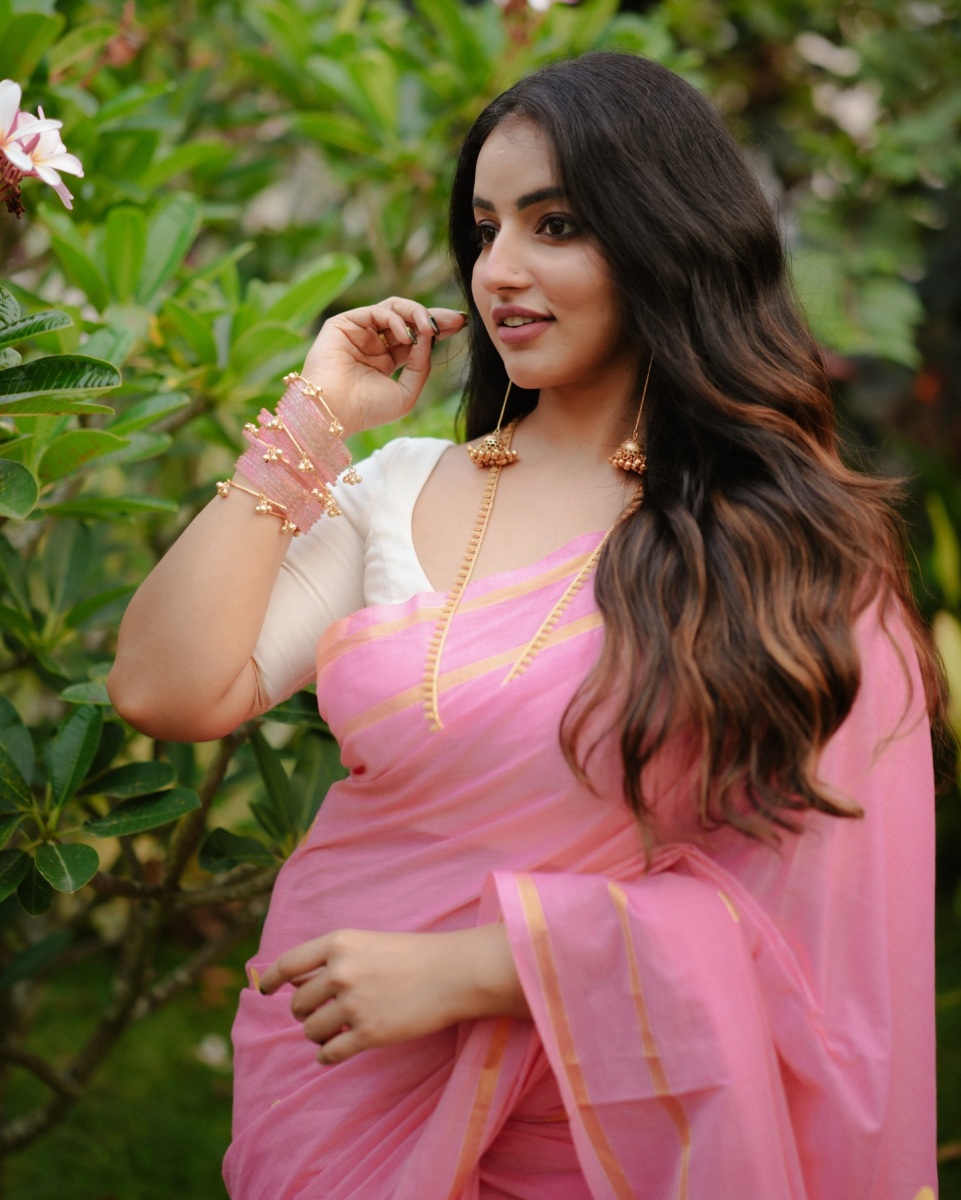 actress-malavika-c-menon-in-pink-saree-with-white-blouse-look-photos-002