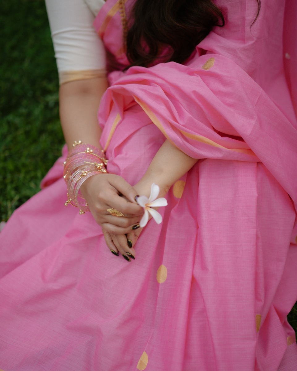 actress-malavika-c-menon-in-pink-saree-with-white-blouse-look-photos-004