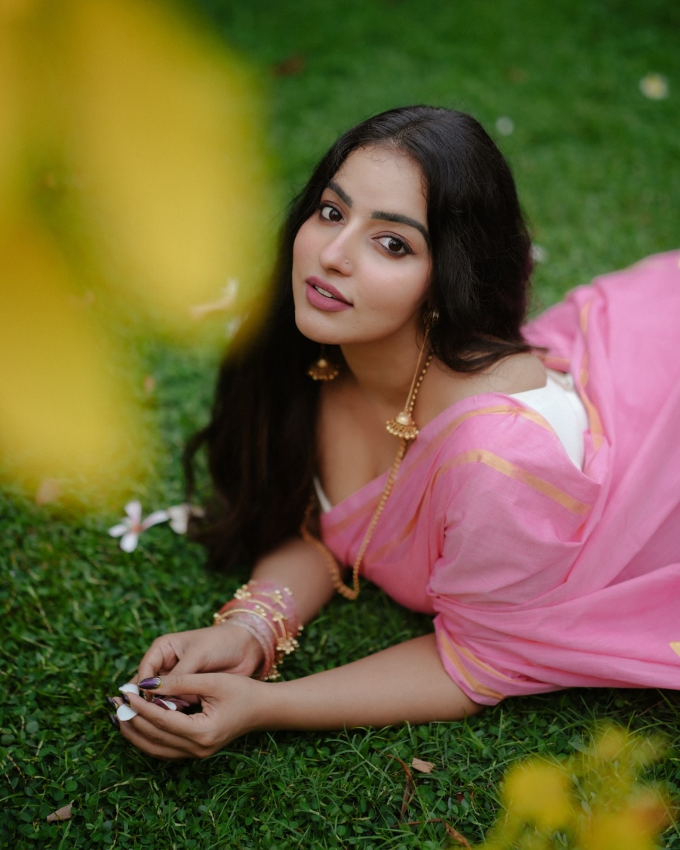 actress-malavika-c-menon-in-pink-saree-with-white-blouse-look-photos-016