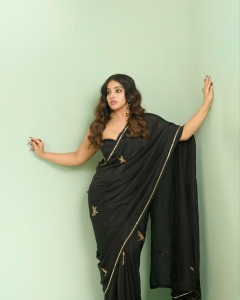 1_malavika-menon-in-black-saree-with-trending-blouse-style-photos-014