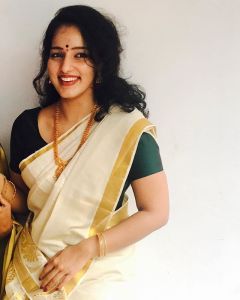 Malavika Menon in kerala saree photos2341-2