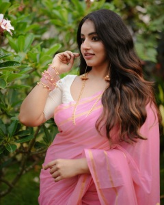 actress-malavika-c-menon-in-pink-saree-with-white-blouse-look-photos-002