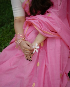 actress-malavika-c-menon-in-pink-saree-with-white-blouse-look-photos-004