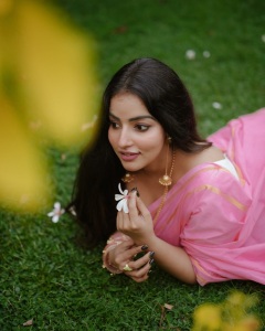 actress-malavika-c-menon-in-pink-saree-with-white-blouse-look-photos-007