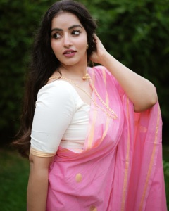 actress-malavika-c-menon-in-pink-saree-with-white-blouse-look-photos-008