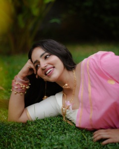 actress-malavika-c-menon-in-pink-saree-with-white-blouse-look-photos-011