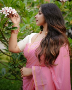 actress-malavika-c-menon-in-pink-saree-with-white-blouse-look-photos