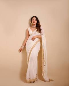 actress-malavika-c-menon-viral-photoshoot-photos-015