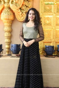 actress-malavika-menon-latest-photos-01-424
