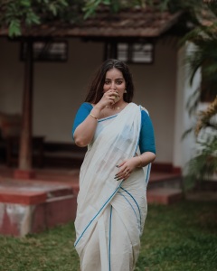 malavika-c-menon-in-set-saree-with-blue-blouse-combination-photos-004