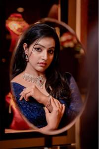 malavika-c-menon-new-photoshoot-for-tanishq-004