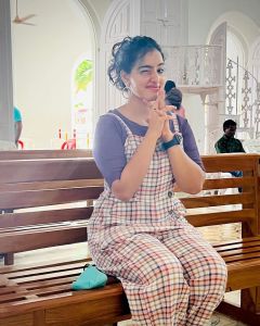 malavika-menon-beautiful-photos-in-saree-latest-002