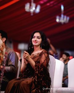 malavika-menon-beautiful-photos-in-saree-latest-003