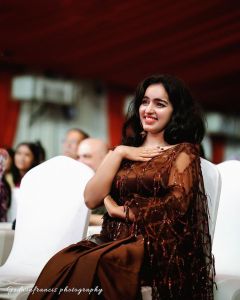 malavika-menon-beautiful-photos-in-saree-latest-005