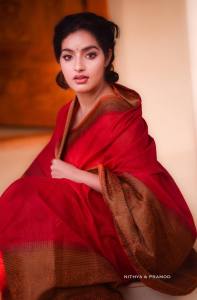 malavika-menon-beautiful-photos-in-saree-latest-007
