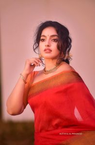 malavika-menon-beautiful-photos-in-saree-latest-011