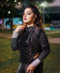 malavika-menon-in-black-Mock-Neck-Ripped-Crop-Tee-Leggings-photos-004