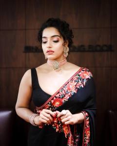 malavika-menon-in-black-saree-photos-001
