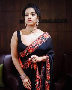 malavika-menon-in-black-saree-photos-002