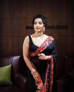 malavika-menon-in-black-saree-photos-003