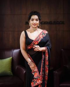 malavika-menon-in-black-saree-photos-004
