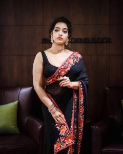 malavika-menon-in-black-saree-photos