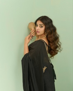 malavika-menon-in-black-saree-with-trending-blouse-style-photos-008