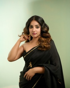 malavika-menon-in-black-saree-with-trending-blouse-style-photos-012