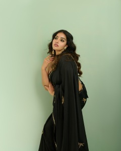 malavika-menon-in-black-saree-with-trending-blouse-style-photos-013