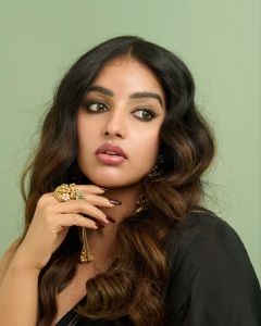 malavika-menon-in-black-saree-with-trending-blouse-style-photos-015