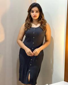 malavika-menon-in-black-sleeveless-a-line-dress-002