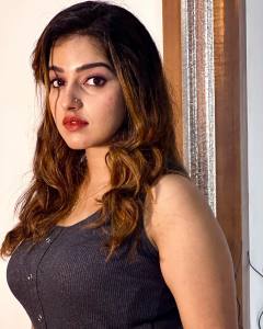 malavika-menon-in-black-sleeveless-a-line-dress-003