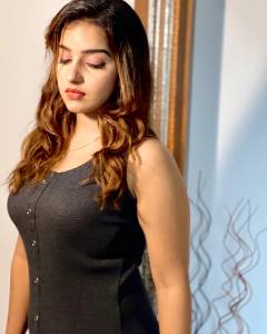 malavika-menon-in-black-sleeveless-a-line-dress-004
