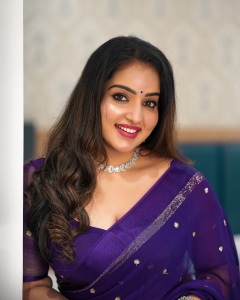malavika-menon-in-blue-saree-with-stylish-blouse-ideas-photos-003