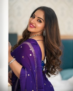 malavika-menon-in-blue-saree-with-stylish-blouse-ideas-photos-005
