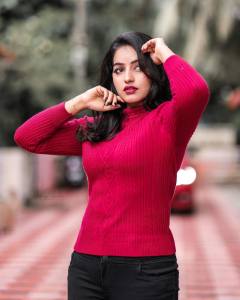 malavika-menon-in-dark-pink-top-photos-004