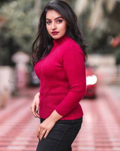 malavika-menon-in-dark-pink-top-photos