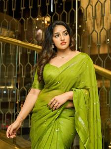 malavika-menon-in-green-pattu-saree-photos-004