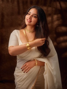 malavika-menon-in-kerala-saree-with-traditional-ornaments-photos-001