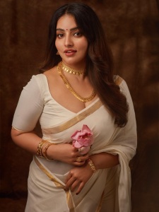 malavika-menon-in-kerala-saree-with-traditional-ornaments-photos-002