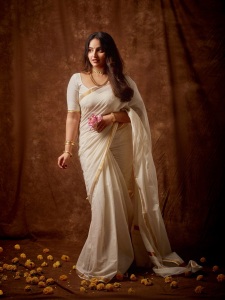 malavika-menon-in-kerala-saree-with-traditional-ornaments-photos-003