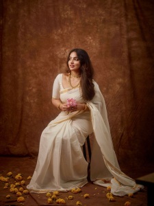 malavika-menon-in-kerala-saree-with-traditional-ornaments-photos-004