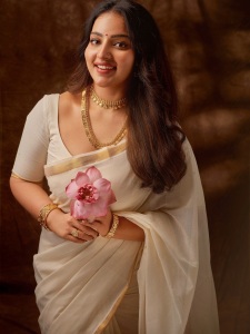 malavika-menon-in-kerala-saree-with-traditional-ornaments-photos-005