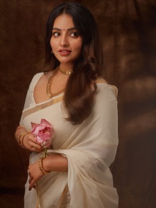 malavika-menon-in-kerala-saree-with-traditional-ornaments-photos-006