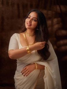 malavika-menon-in-kerala-saree-with-traditional-ornaments-photos-007